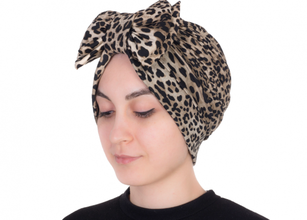Turban dengan motif leopard yang anggun